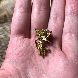 Very detailed gold toned pin of an angel playing a violin